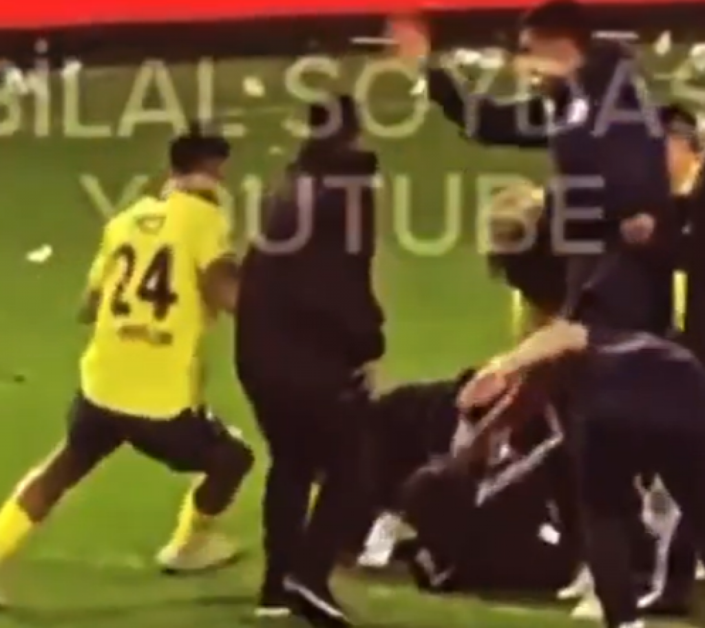 OVO JE JEZIVO Fudbaler Fenera šutnuo huligana u glavu (VIDEO)