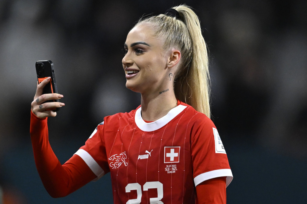 PO PRVI PUT U ISTORIJI FUDBALA Juventus doveo Brazilca iz Aston Vile, a nakon toga i njegovu devojku (FOTO)