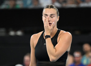 SKROZ U CRNINI Sabalenka PRVI PUT u javnosti od smrti dečka, neki je osuđuju, a neki brane (VIDEO)
