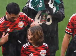 "NE PLAČEMO, PLAČETE VI" Emotivna scena iz Njujorka slomila srca svima koji vole fudbal (VIDEO)