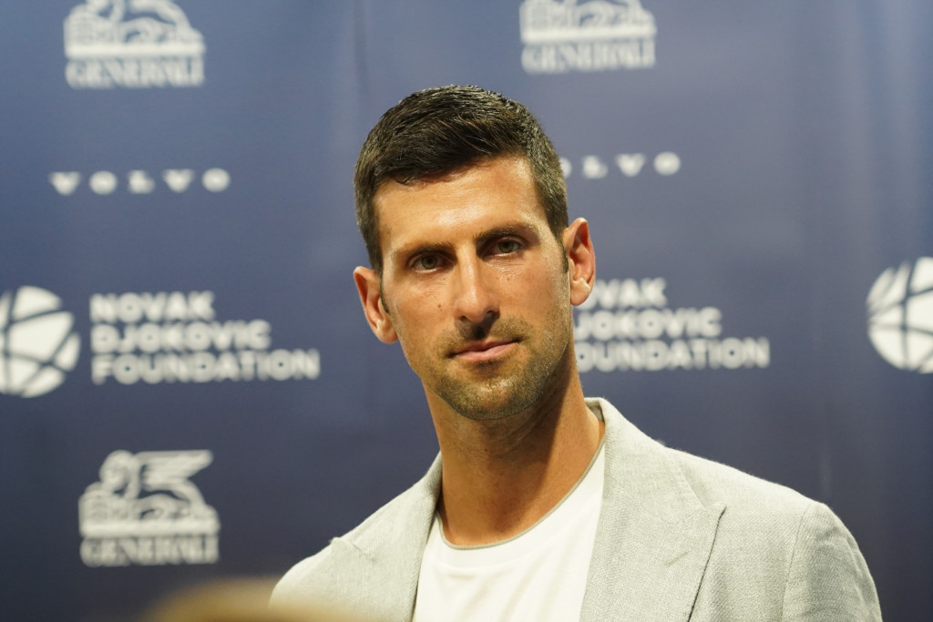 "NOLE, JESI LI PIJAN?" Ozbiljna PLJUVAČINA po Đokoviću, MRZITELJI Novaku ovo ne mogu da oproste (FOTO)