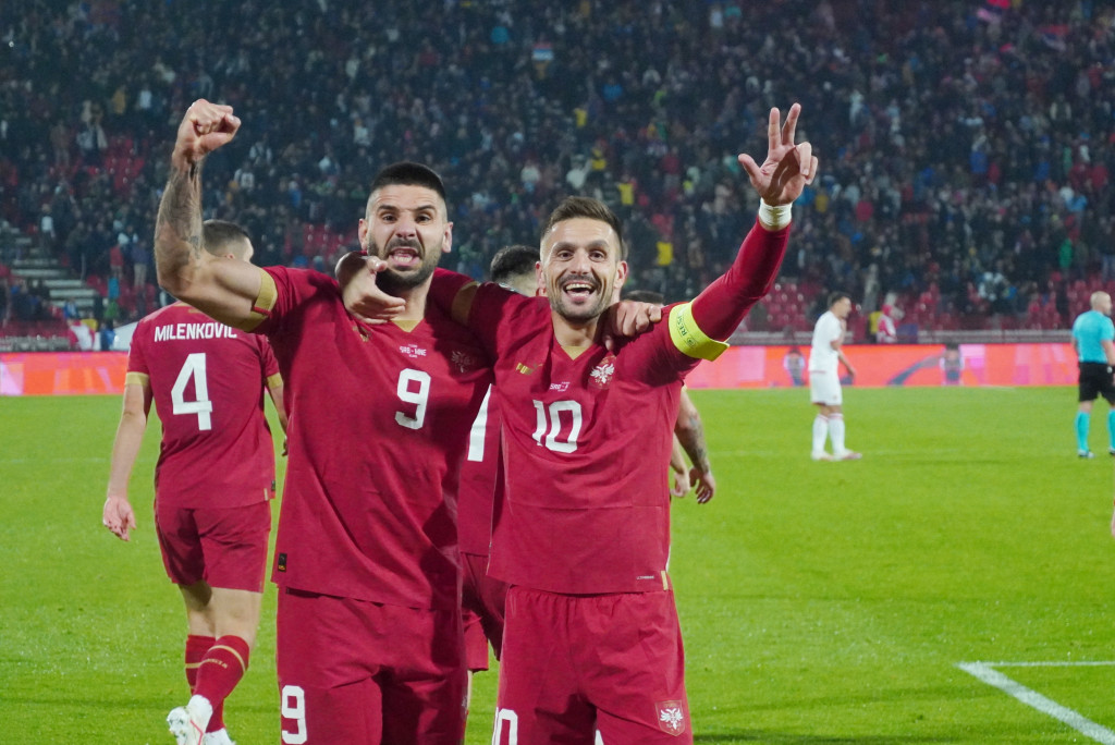 ŠTIT KAO ODBRANA S čime ćemo na Engleze? Dvoglavi orao na srcu u nemačkom boju