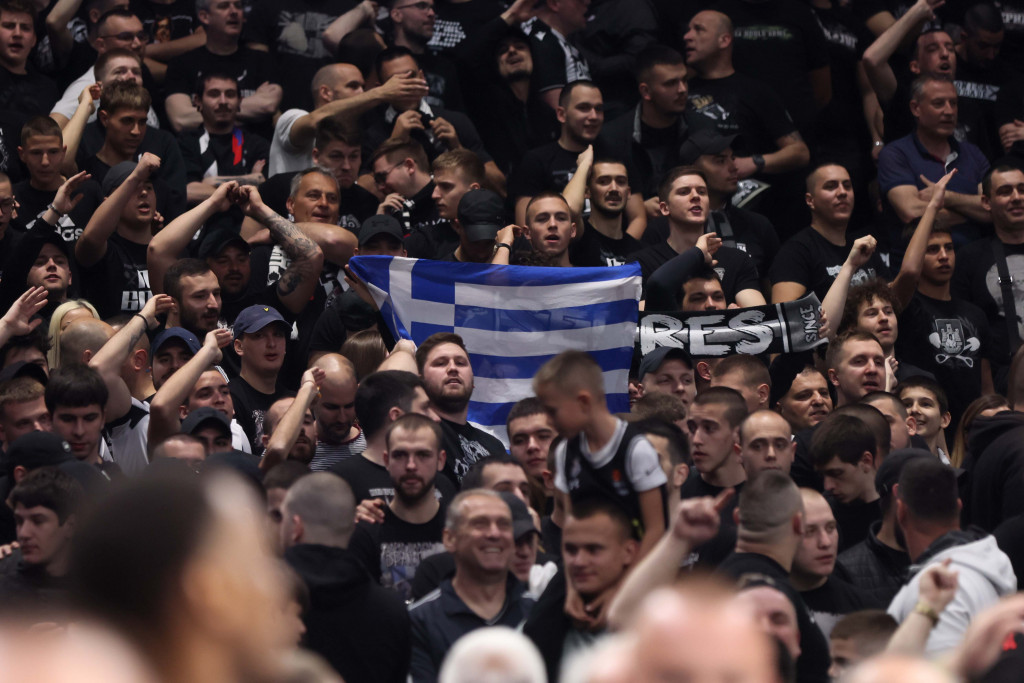 EMOTIVNA SCENA U "ARENI" Navijači Partizana stali uz Ledeja zbog smrti oca, evo šta su mu skandirali (VIDEO)
