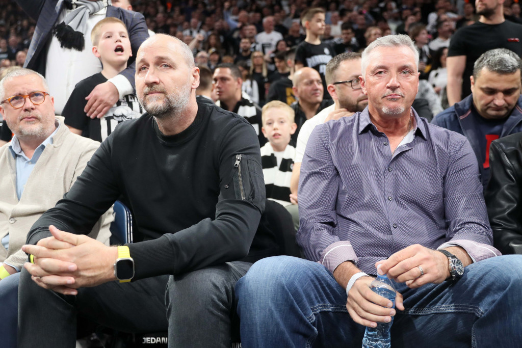 OVACIJE LEGENDARNIM HRVATIMA Navijači Partizana pozdravili Kukoča i Rađu u Areni (VIDEO)