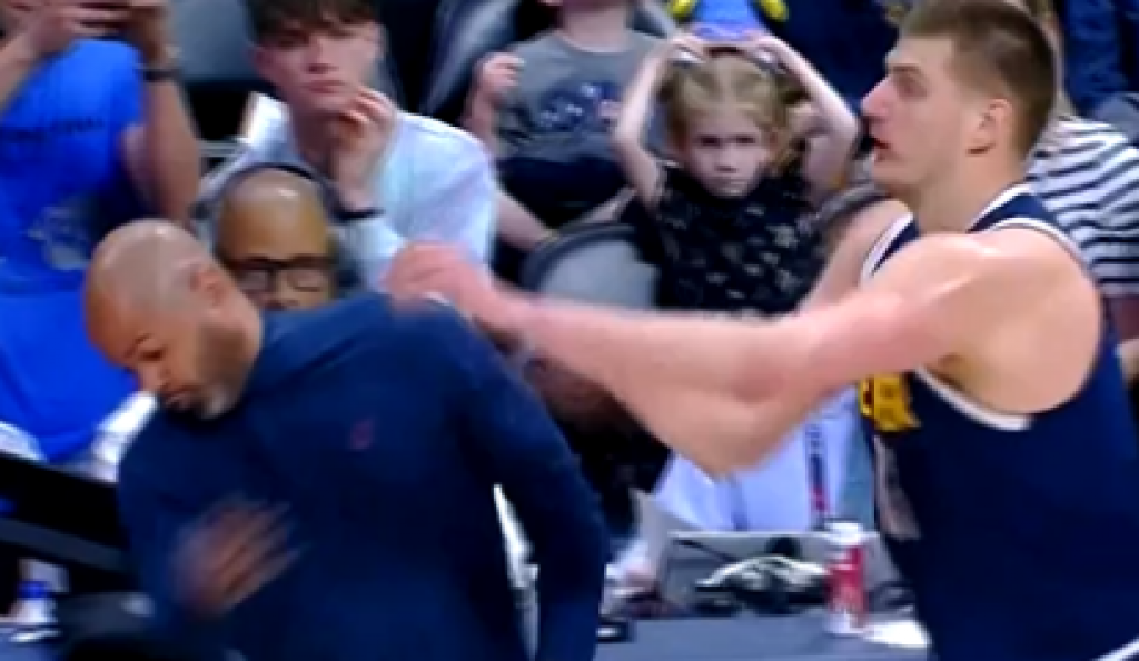 KAKAV BI TO HAOS BIO Jokić bio na ivici da nokautira trenera rivala (VIDEO)