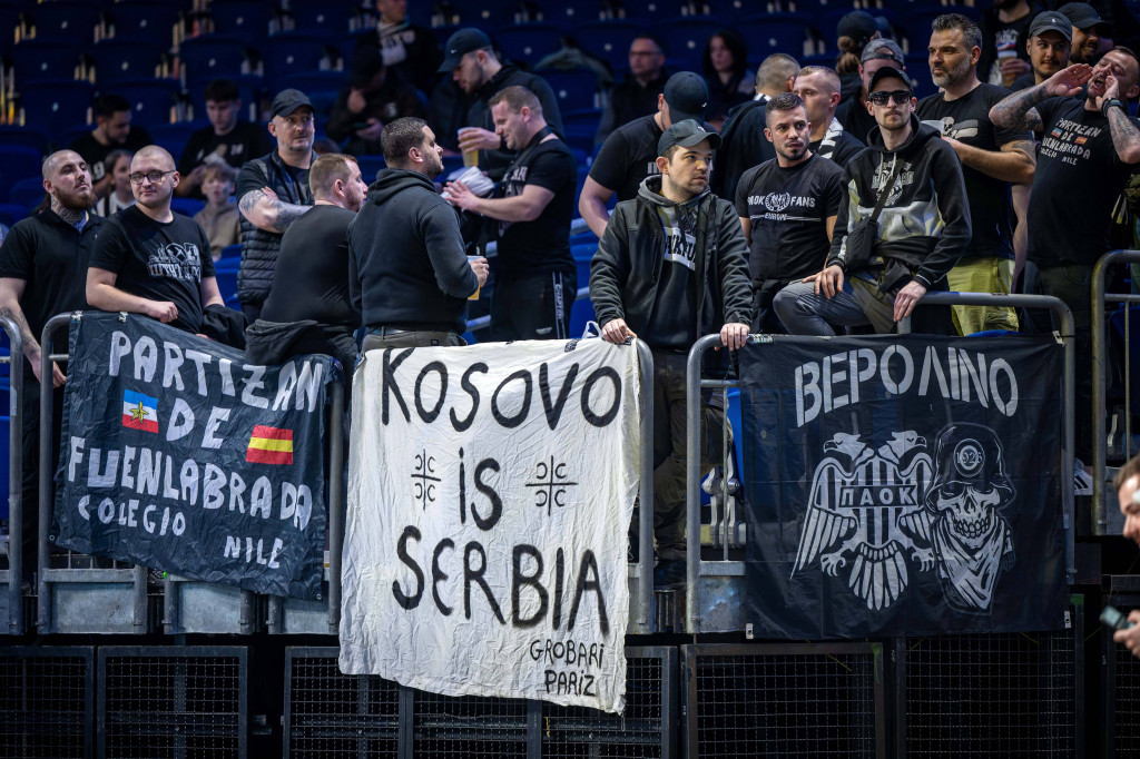 SKANDAL NA UTAKMICI PARTIZANA U BERLINU Nemačka policija skinula transparent na kom je pisalo KOSOVO JE SRBIJA