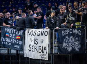 SKANDAL NA UTAKMICI PARTIZANA U BERLINU Nemačka policija skinula transparent na kom je pisalo KOSOVO JE SRBIJA