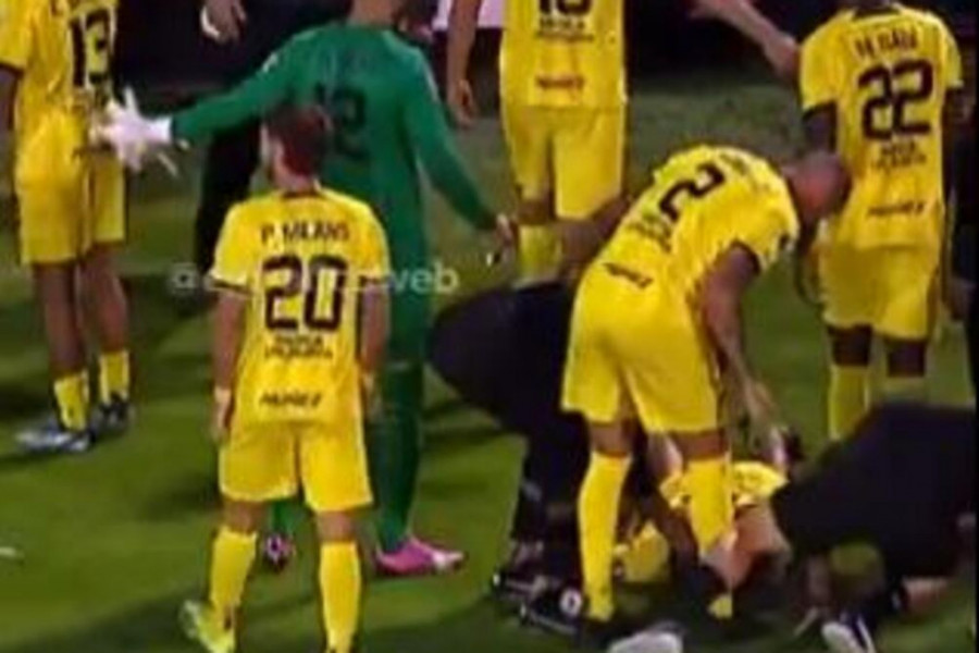 UŽASNE SCENE U ARGENTINI Huligani kamenom pogodili u lice fudbalera, na trenutak izgubio svest (VIDEO)