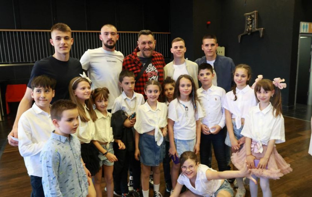 KAKAV GEST PARTIZANA Prvotimci crno-belih u poseti prihvatilištu za decu