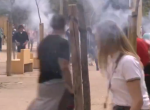 EVROPA NA NOGAMA Skandalozni neredi u Rimu i Sevilji - ovako nešto se ne pamti (VIDEO)
