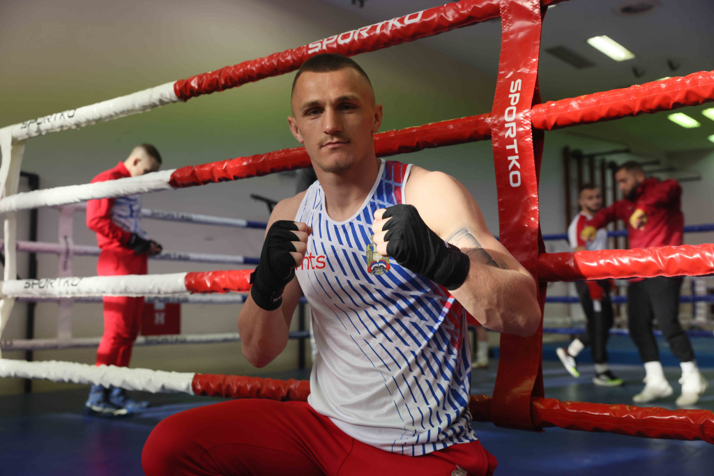 "NIKAD PORAZ, SAMO LEKCIJA" Almir Memić za sport.alo najavio EP u boksu: Hoću do medalje, makar podeljenom odlukom sudija