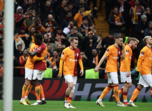 TADIĆEV FENER NAPUSTIO TEREN Galatasaraju trofej posle samo 50 sekundi (VIDEO)