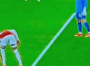 KARDINALNA GREŠKA U LIGI ŠAMPIONA KAKVA SE NE PAMTI Uhvatio loptu, sudija nije svirao penal, bizarna situacija kakva se ne viđa u evropskom fudbalu (VIDEO)