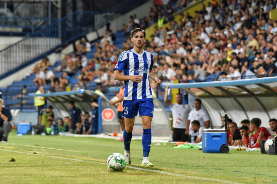 NE, OVO SE NE DEŠAVA Navijač u Crnoj Gori se OLAKŠAVAO NASRED STADIONA, neverovatan snimak kruži društvenim mrežama (VIDEO)