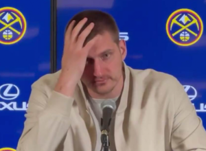 UHVATIO SE ZA GLAVU I OPSOVAO Novinari Jokiću postavili ovo pitanje, Srbin nije mogao da veruje, Džokerova reakcija je hit (VIDEO)