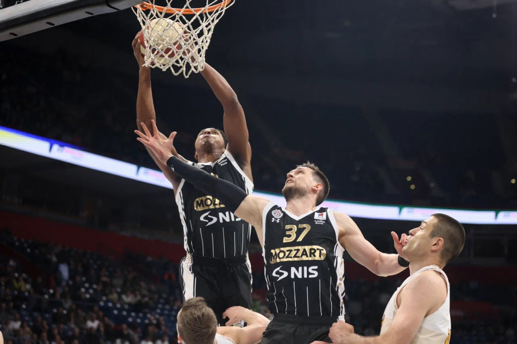 PARTIZAN SIGURAN NA STARTU PLEJ-OFA Crno-beli sa pola gasa srušili Igokeu