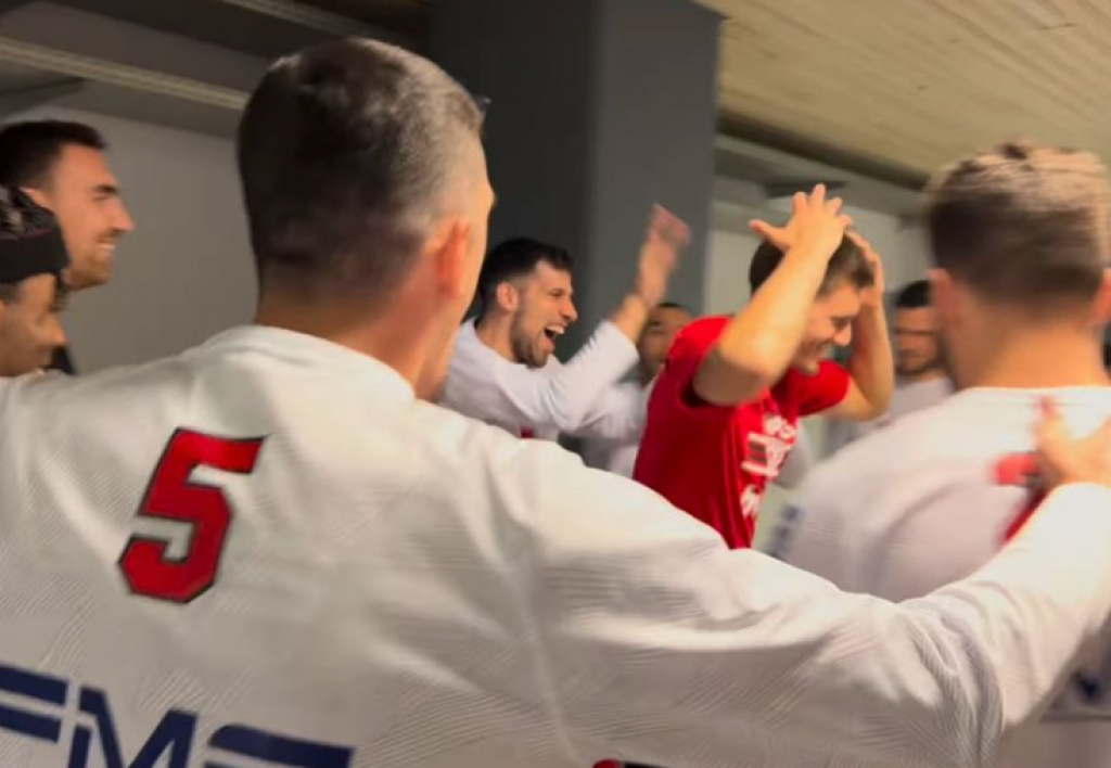PRAVA FEŠTA Ovako se slavi rođendan: Potpuno ludilo u svlačionici Olimpijakosa, saigrači iznenadili Petruševa
