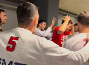PRAVA FEŠTA Ovako se slavi rođendan: Potpuno ludilo u svlačionici Olimpijakosa, saigrači iznenadili Petruševa