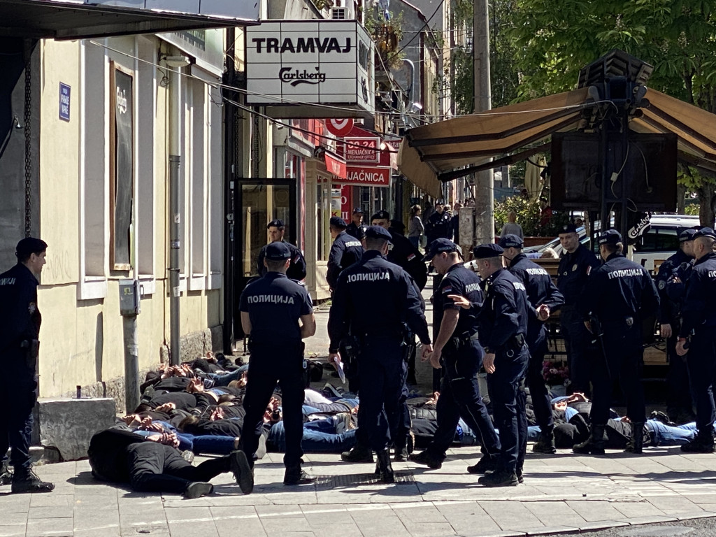 PRIVEDEN VELIKI BROJ LICA Ovo su prve fotografije i snimci hapšenja huligana posle strašne tuče u centru Beograda