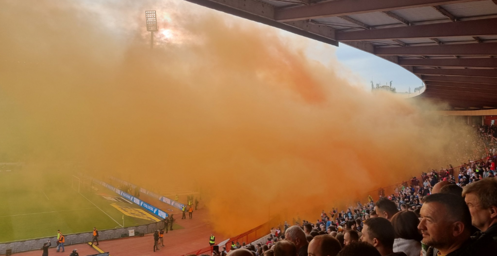 SPEKTAKL ZBOG KOJEG JE DERBI KASNIO Ovako nešto nije viđeno (VIDEO)