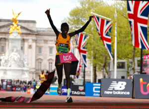 PAO SVETSKI REKORD U MARATONU Suze, sreća i radost - Kenijka zanimljivog prezimena neprikosnovena u Londonu (VIDEO)