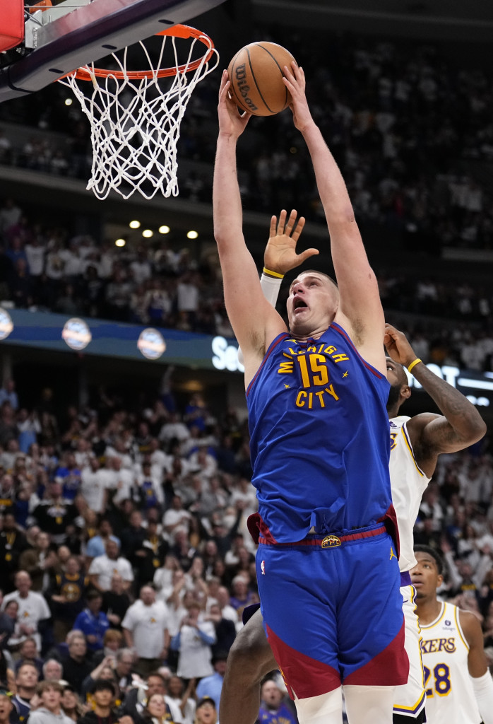 NIŠTA OD METLE Jokić blistao, imao tripl-dabl, ali je Lebron preživeo