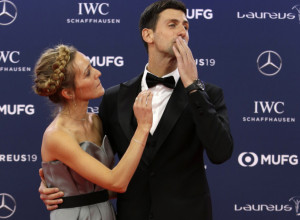 NADAL LJUBOMORAN NA ĐOKOVIĆEVU NAGRADU Rafa STEGAO ZUBE, boli ga jer gleda NOVAKA SA TROFEJOM (FOTO)