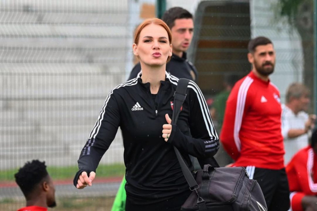 U SIGURIM RUKAMA Lepa Lenka masira Tadića