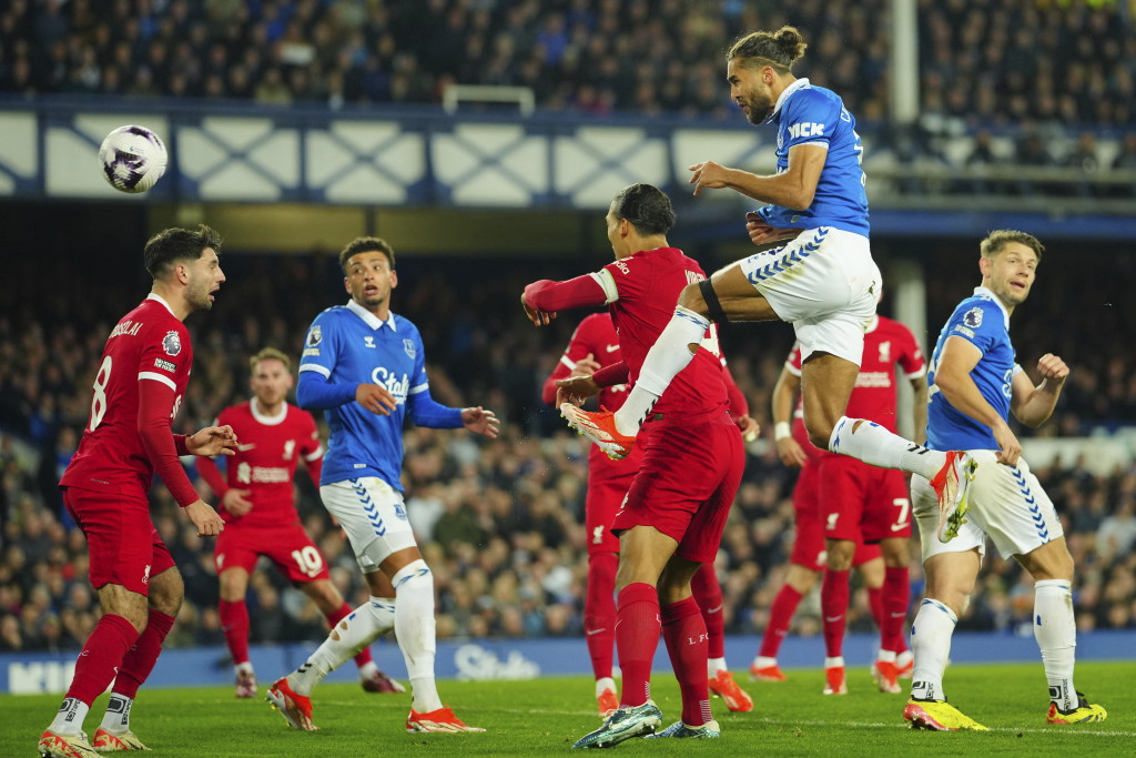 LIVERPUL SE OPRAŠTA OD TITULE Everton slavio u derbiju, poker Junajteda