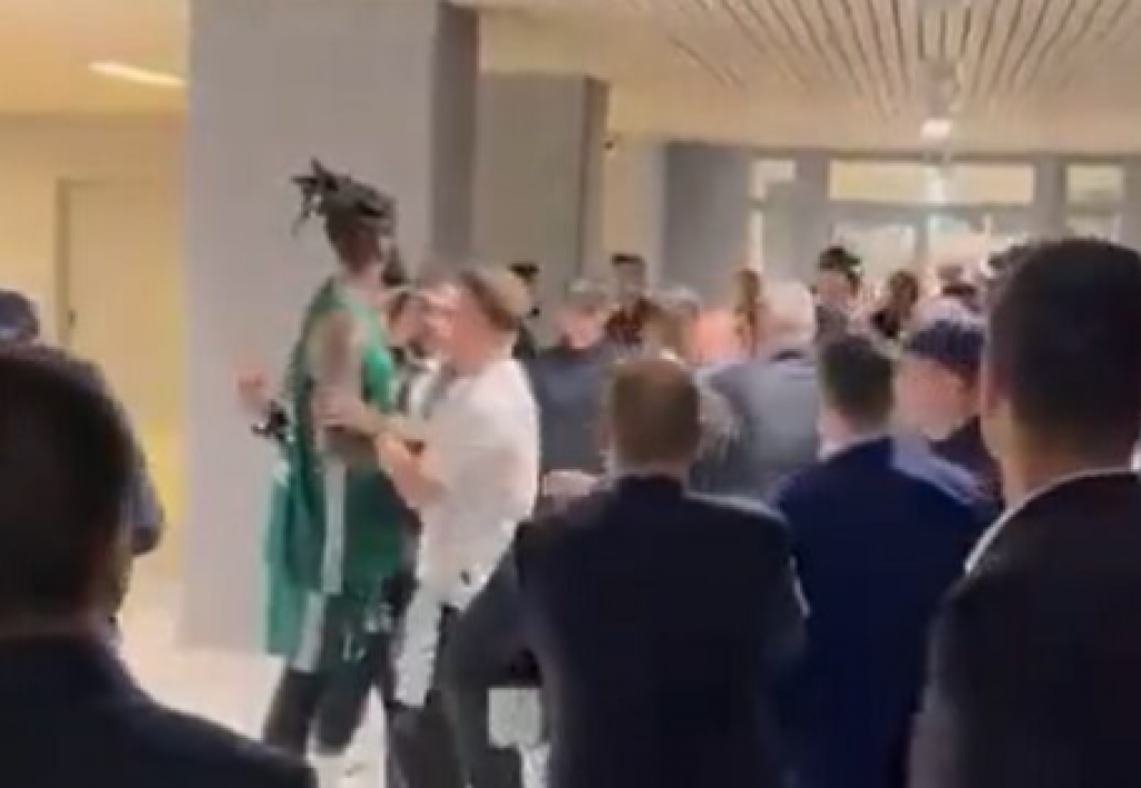 PONOVO FRKA U ATINI Lesor pravio haos, dvojica ga drže i smiruju