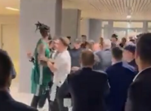 PONOVO FRKA U ATINI Lesor pravio haos, dvojica ga drže i smiruju