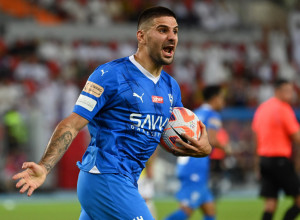 NE MOŽE MU NIKO NIŠTA Navijači u Saudijskoj Arabiji potpuno pobesneli: Gađali Mitrovića flašama, nastao totalni haos, Srbin im nije ostao dužan (VIDEO)