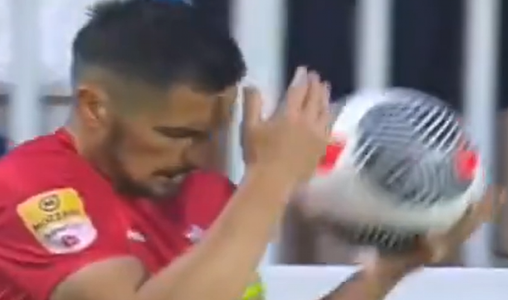 HAOS U NOVOM PAZARU Fudbaler pogođen u glavu (VIDEO)