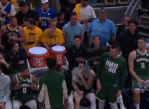 STRAŠAN SKANDAL DRMA NBA Poludeo pa gađao loptom navijače (VIDEO)