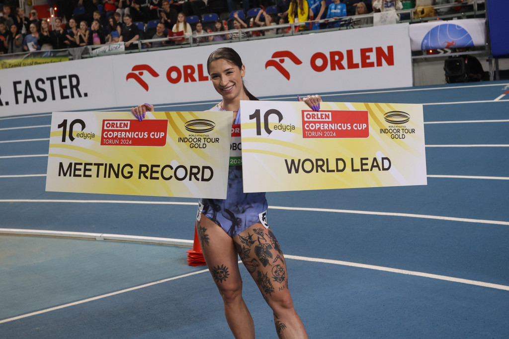 ATLETIČARKE SE POLJUBILE U USTA Lepa Magdalena Stefanovic u čudu kada je "ZAŽVALILA" koleginica (VIDEO)