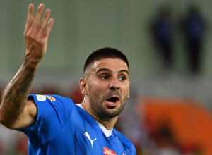 MITROVIĆ NASTAVLJA DA REŠETA Srpski napadač pogodio glavom (VIDEO)