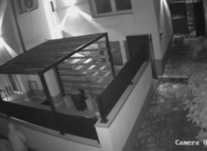 EVROPA BRUJI O SKANDALU U KOMŠILUKU Naoružani navijači upali u kuću vođe protivničke ekipe usred noći, pretukli ga i oteli 50 zastava (VIDEO)