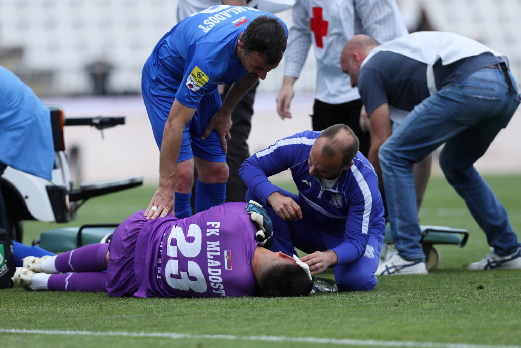 UZNEMIRUJUĆA SCENA NA STADIONU PARTIZANA Krvava lica i hitna pomoć - dva igrača se srušila na teren