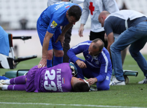 UZNEMIRUJUĆA SCENA NA STADIONU PARTIZANA Krvava lica i hitna pomoć - dva igrača se srušila na teren