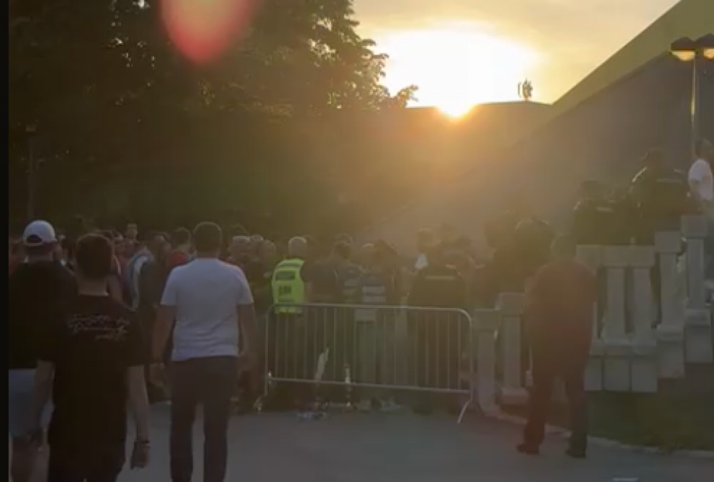 LUDILO ISPRED "PIONIRA" Zvezda spremila sve da primi ogroman broj ljudi, pogledajte kako izgleda atmosfera pred večiti derbi (VIDEO)