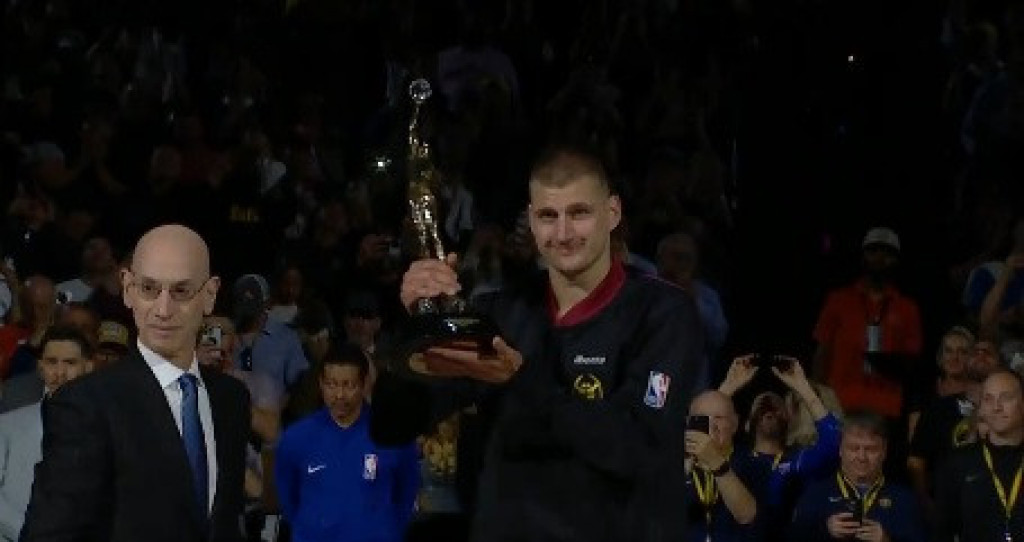 NJEGA OVO NE ZANIMA MNOGO Jokić dobio "Majkla Džordana", a njegov izraz lica je hit (VIDEO)