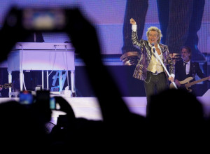 ISPUNILA MU SE ŽELJA Legendarni Rod Stjuart dobio na poklon dres Zvezde (FOTO)