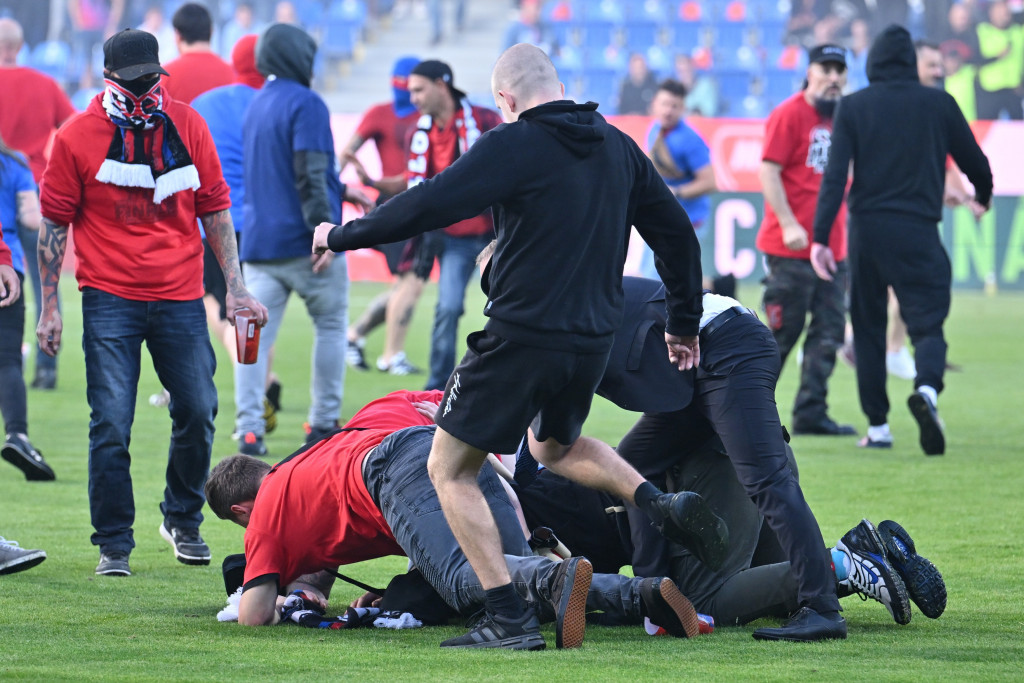UZNEMIRUJUĆE SCENE Čovek sa srpskom zastavom brutalno pretučen nasred terena (VIDEO)
