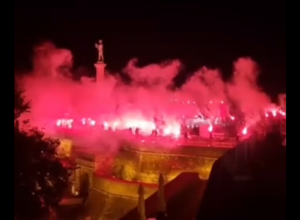 GOREO JE KALEMEGDAN Pogledajte spektakularnu bakljadu navijača Zvezde i Olimpijakosa (VIDEO)