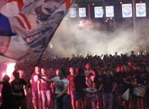 FEŠTA KOD POBEDNIKA Fudbaleri Zvezde stigli na Kalemegdan, navijači odmah priredili veliku bakljadu (VIDEO)