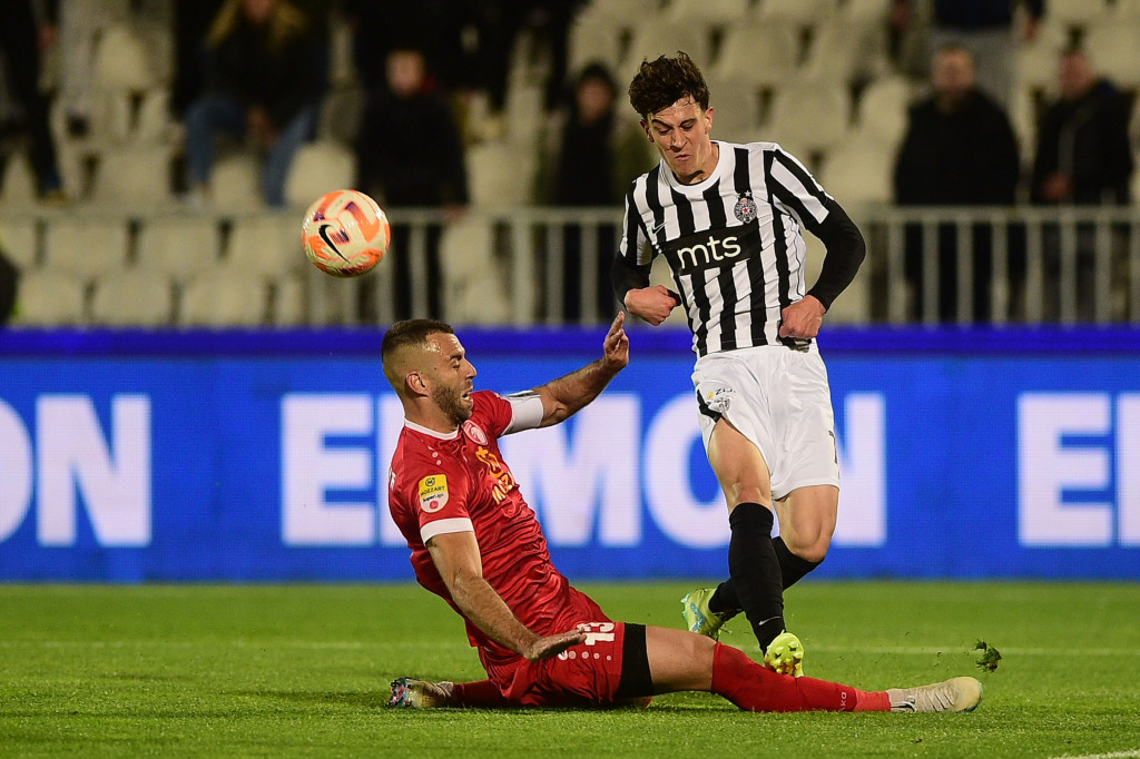 NOVI PROBLEM ZA PARTIZAN Bivši igrač tužio klub, crno-bela kasa lakša za OGROMAN novac