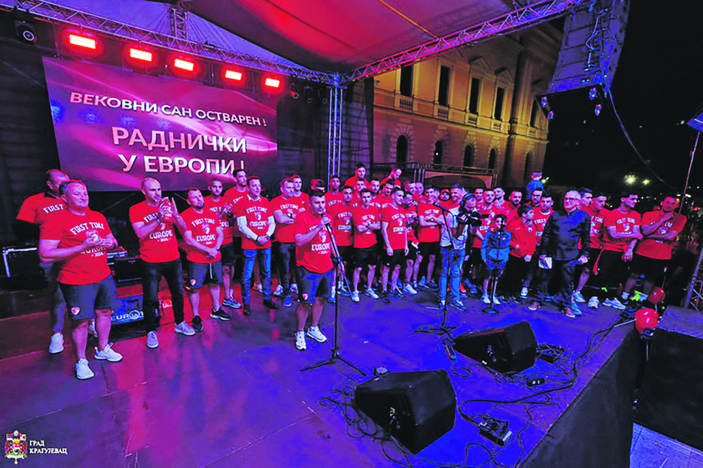 FEŠTA U KRAGUJEVCU Urnebesan doček fudbalskih Evropljana (FOTO)
