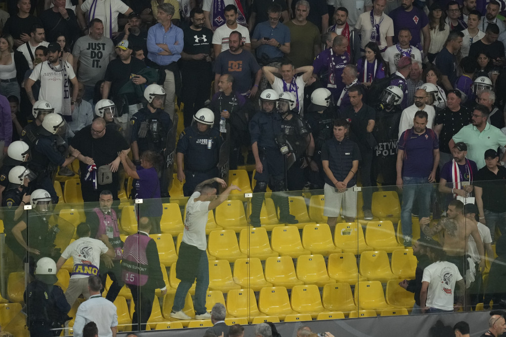HAOS U ATINI Tuča navijača tokom finala