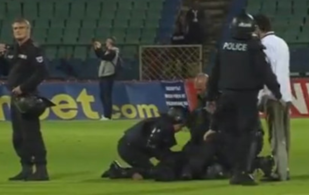 HAOS U KOMŠILUKU Navijači upali u teren, lomili sve, pa se nagutali suzavca (VIDEO)