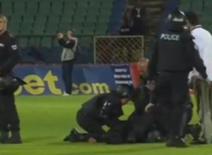 HAOS U KOMŠILUKU Navijači upali u teren, lomili sve, pa se nagutali suzavca (VIDEO)